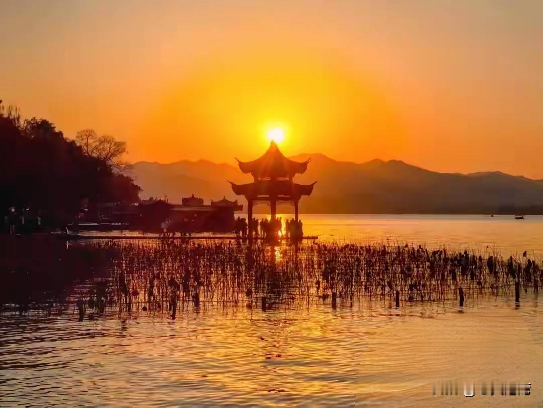 五一怎么过？我觉得有两种截然不同的打开方式。
想热闹的就去热门景点打卡。像成都的