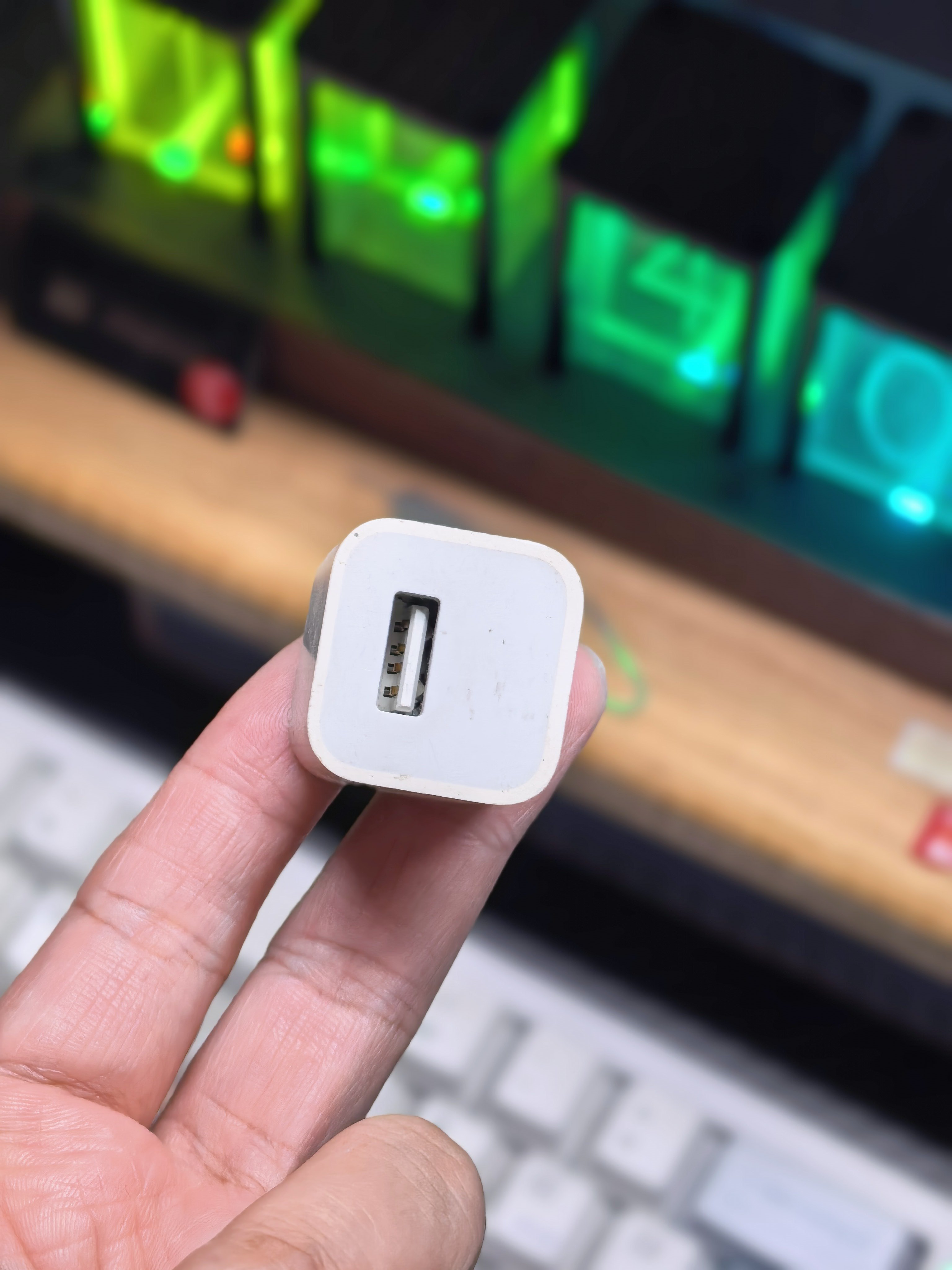 今天听我同事说了件离谱的事儿。他说平时还在用苹果的5V1A充电器，然后信誓旦旦的