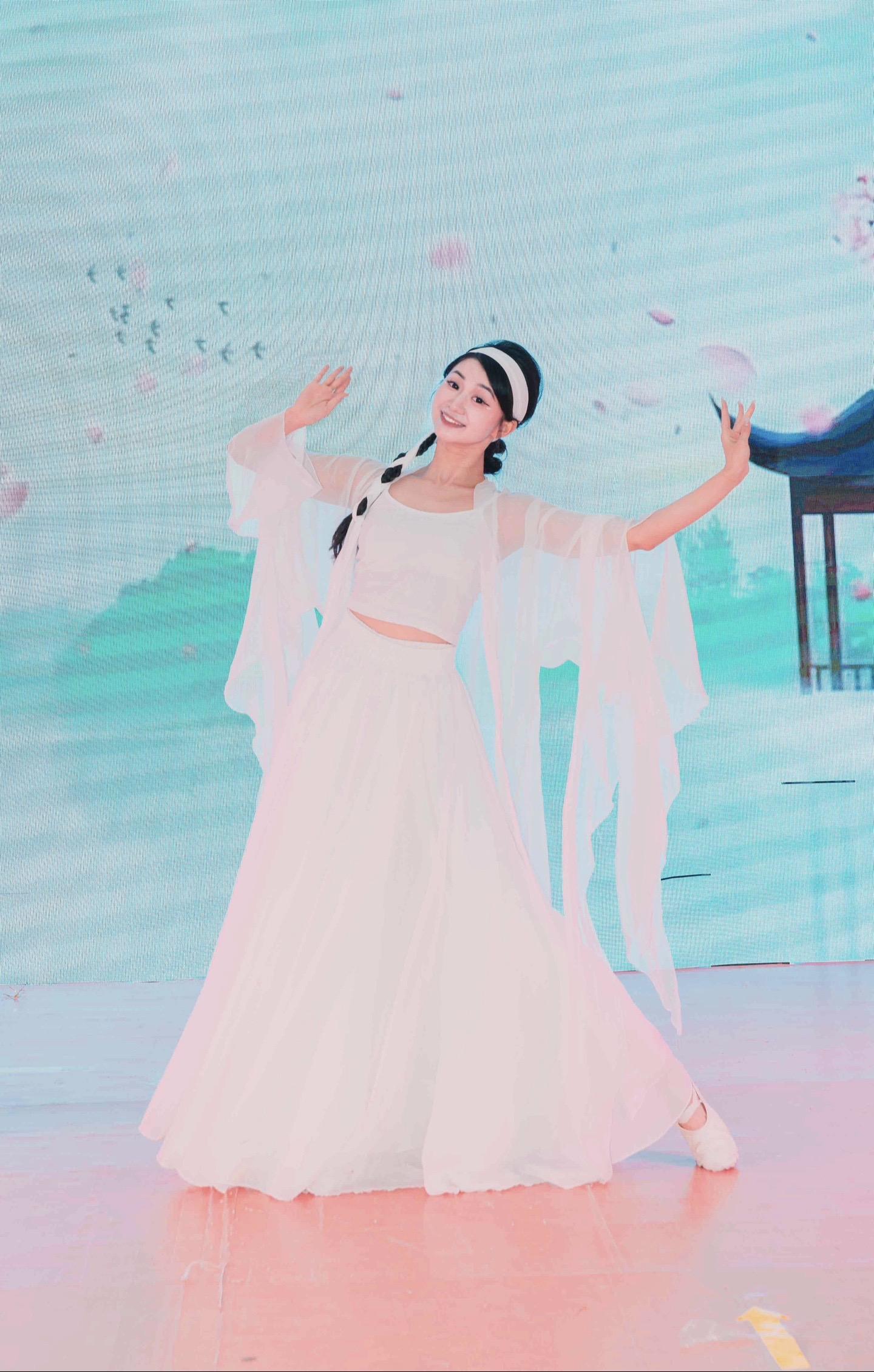 我要一束光是为我而打， 我要一个舞台为我而亮。