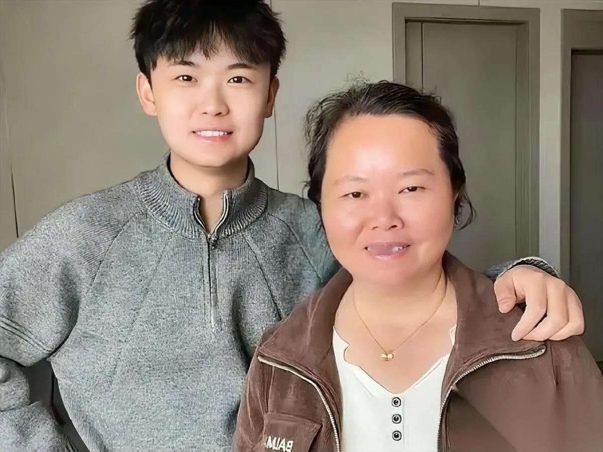 彭聪聪寻亲

回原生家庭

居然被骂成白眼狼？

好多人站养父母骂他绝情，说养了