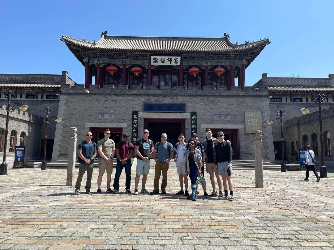 美国驻华大使馆的海军陆战队使馆安全小组北京支队，体验中国文化并攀登了长城。这是1