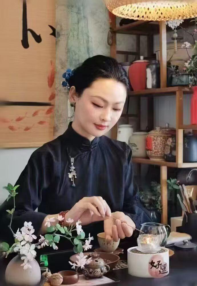 清江引·岁月解忧 
人间烟火半相杂，
清欢煮新茶。
清醒乘风去，
释然伴云赊，