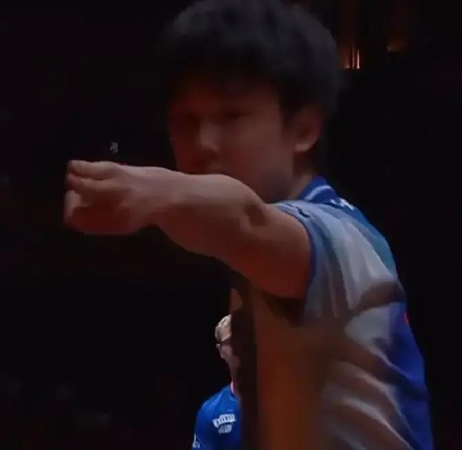 张本智和今天赢小勒布伦那叫一个解气。
 
之前五次交手全输，这次4-3险胜，终于