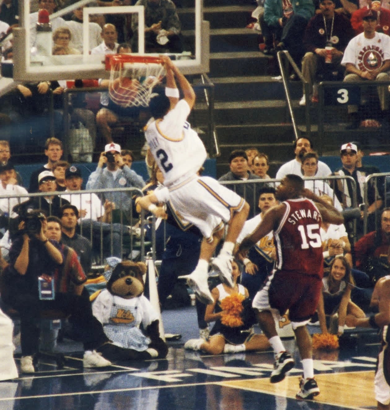 篮天下 他是谁？Images via uclambb 文班亚马遭联盟警告处罚