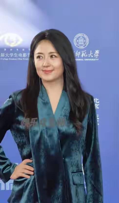 穿绿衣服的女孩在活动现场。还是那么有气质，漂亮，多年没见了。很多人心中的女神，还