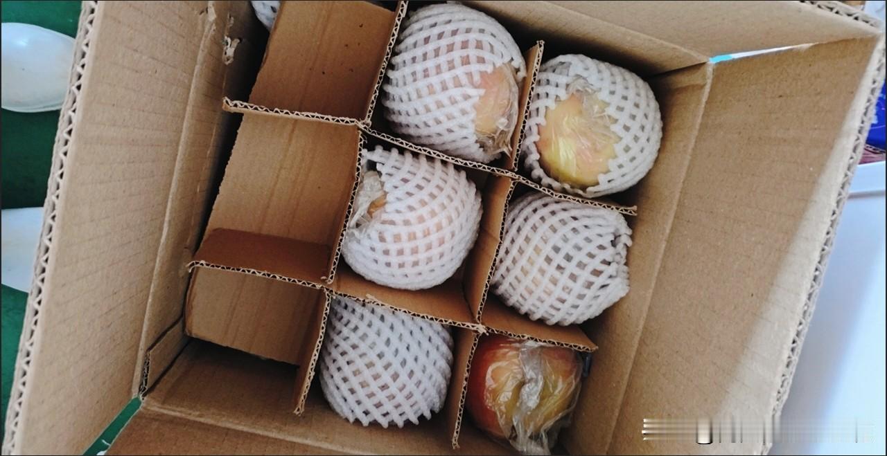 这苹果不好吃，我还是用来煲汤吧。
婆婆一边拿着苹果，一边在那里对我说。
我发现老