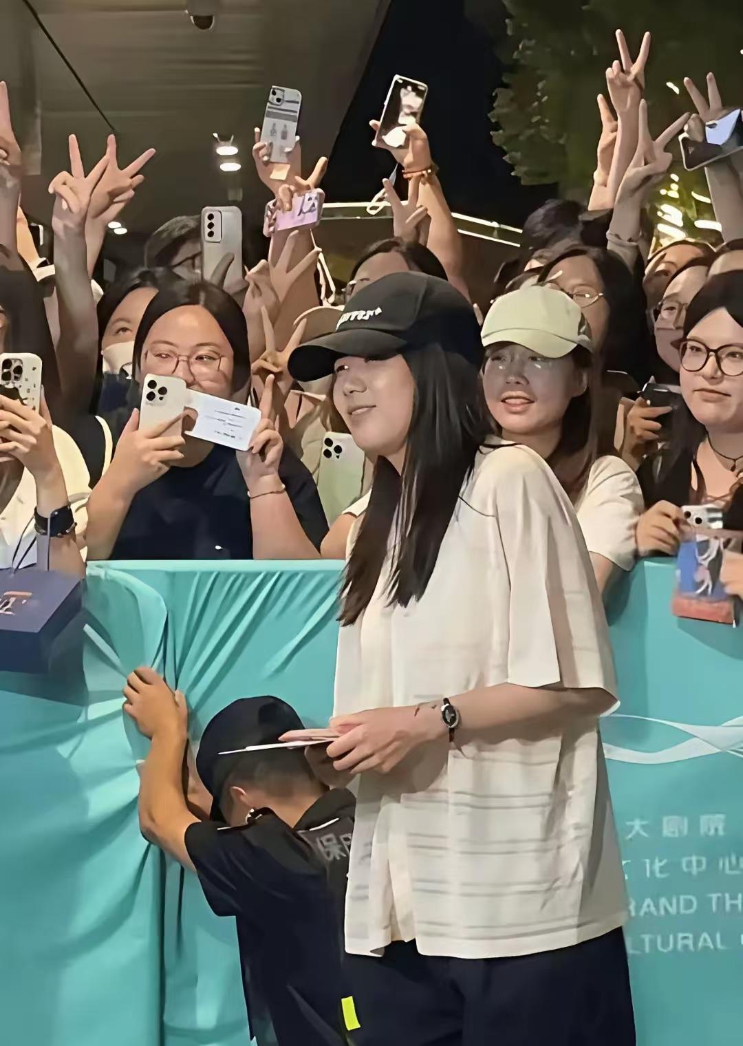 为什么“打拳”的都长得挺丑？这帮人就是在跟妈妈逛商场时，因为妈妈不给买东西，而一