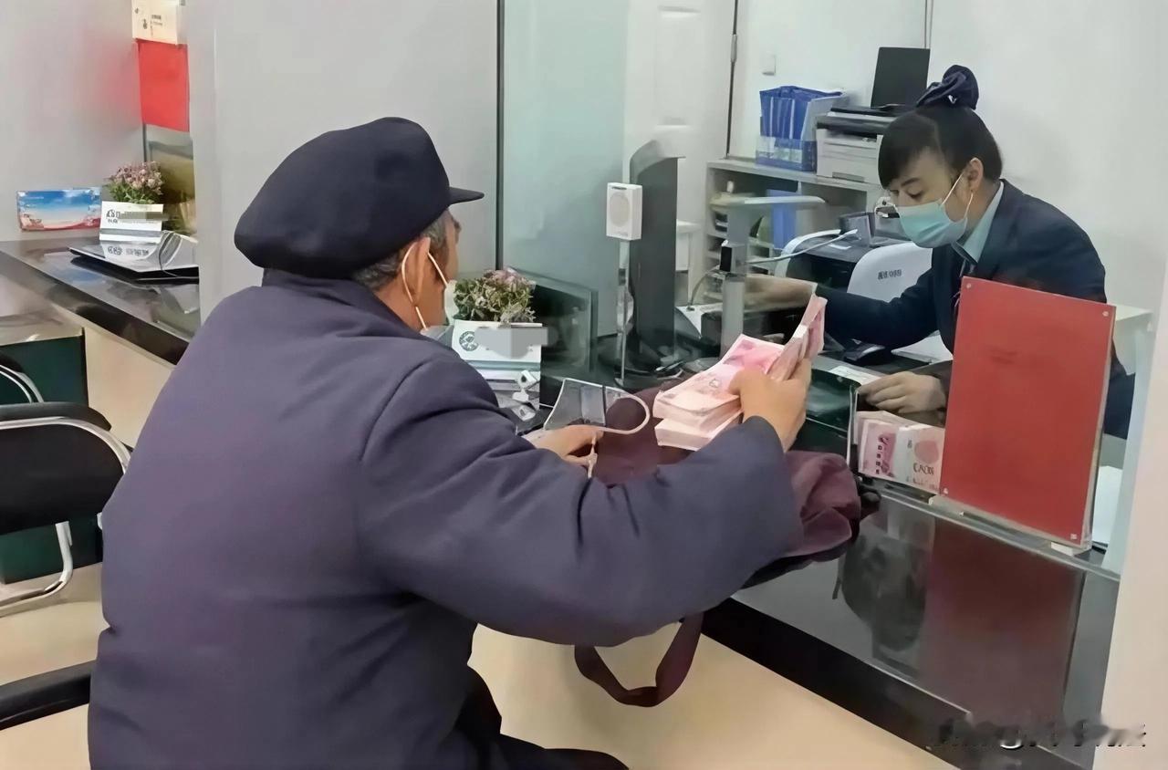陕西西安，一大爷家里120000元的存款到期，于是来到银行重新存定期，可没想到，