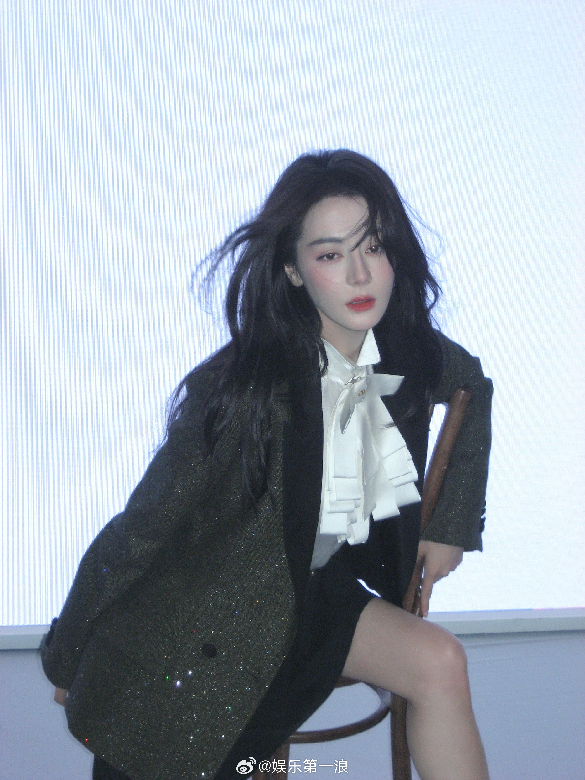 迪丽热巴补偿巴黎粉丝迪丽热巴为巴黎粉丝准备了一些心意 迪丽热巴对接发文，称热巴也