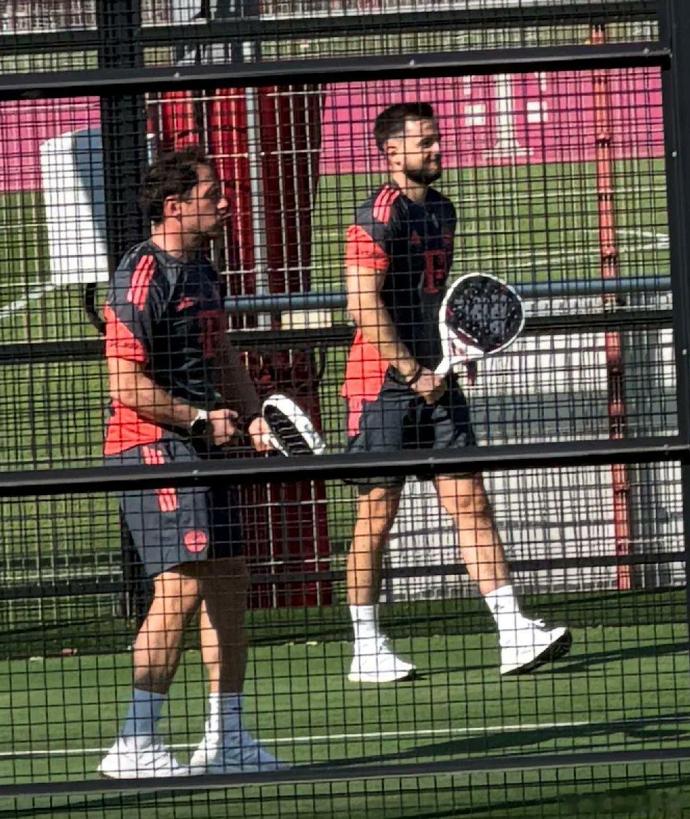 昨天在塞貝納大街訓練後，文森特·孔帕尼和克里斯托夫·弗羅因德，與物理治療師弗洛里