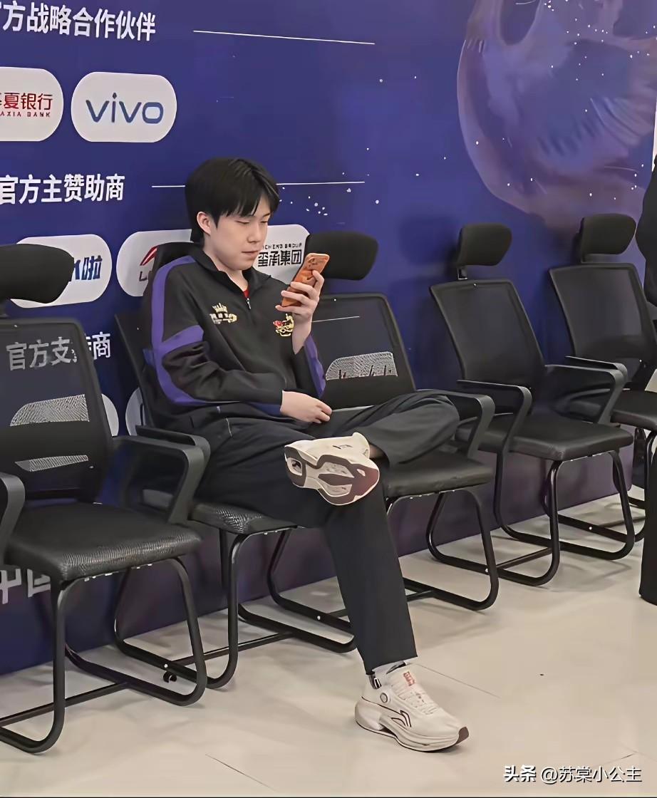 王楚钦简直是采访界的泥石流！
记者问他:采访时你金句频出，网球求你的书单，能给大