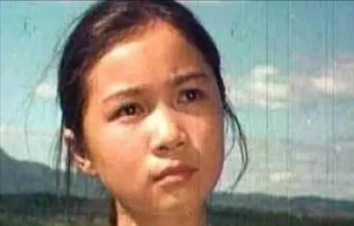 现在很多小年轻可能都不知道蔡明早年的样子了，她可是13岁就演了《海霞》，是个小有