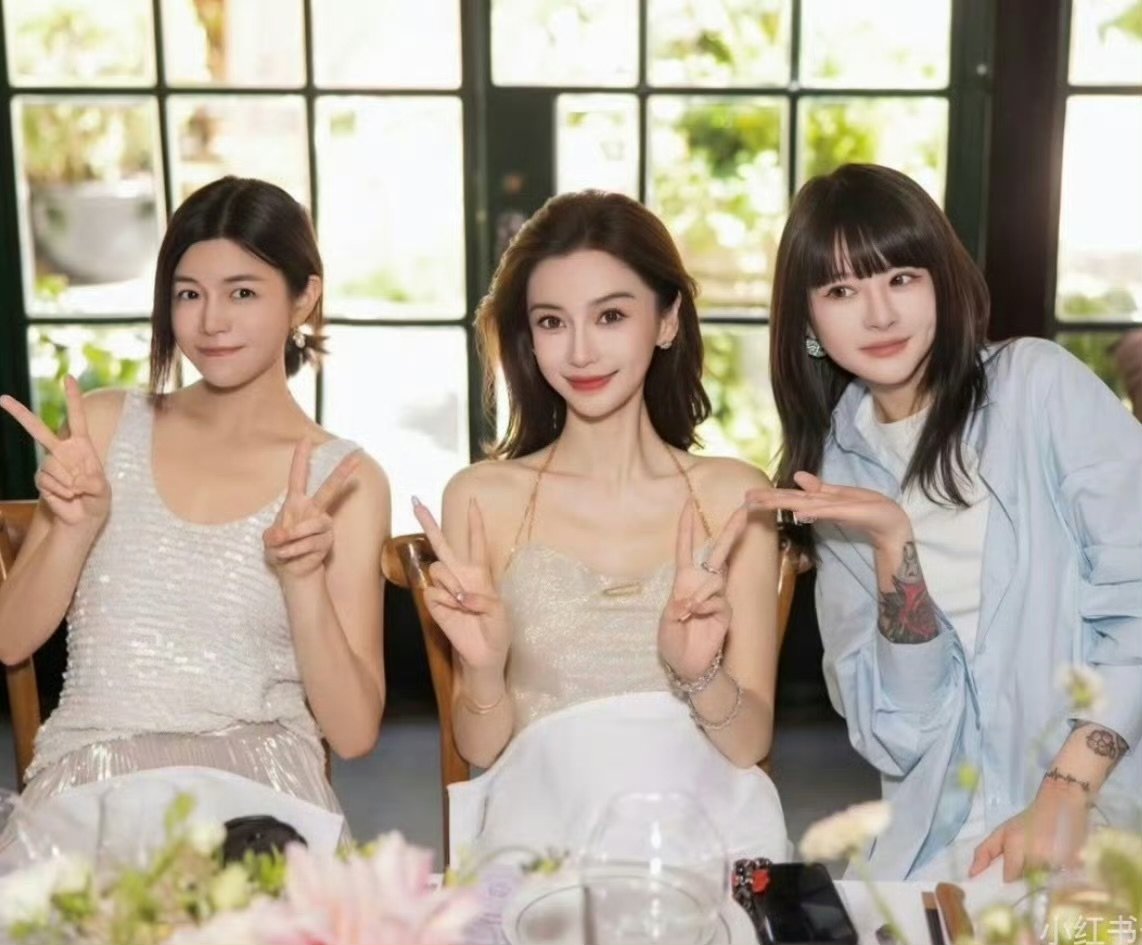 合照里的AngelababyAngelababy合照近况 Angelababy合
