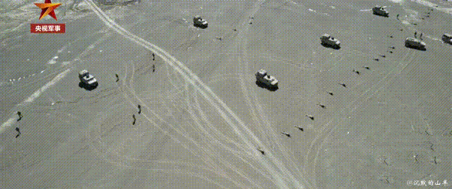 给大家看一下我军在实战标准下是如何展开战斗队形的，从空中看都已经很分散了，那么实