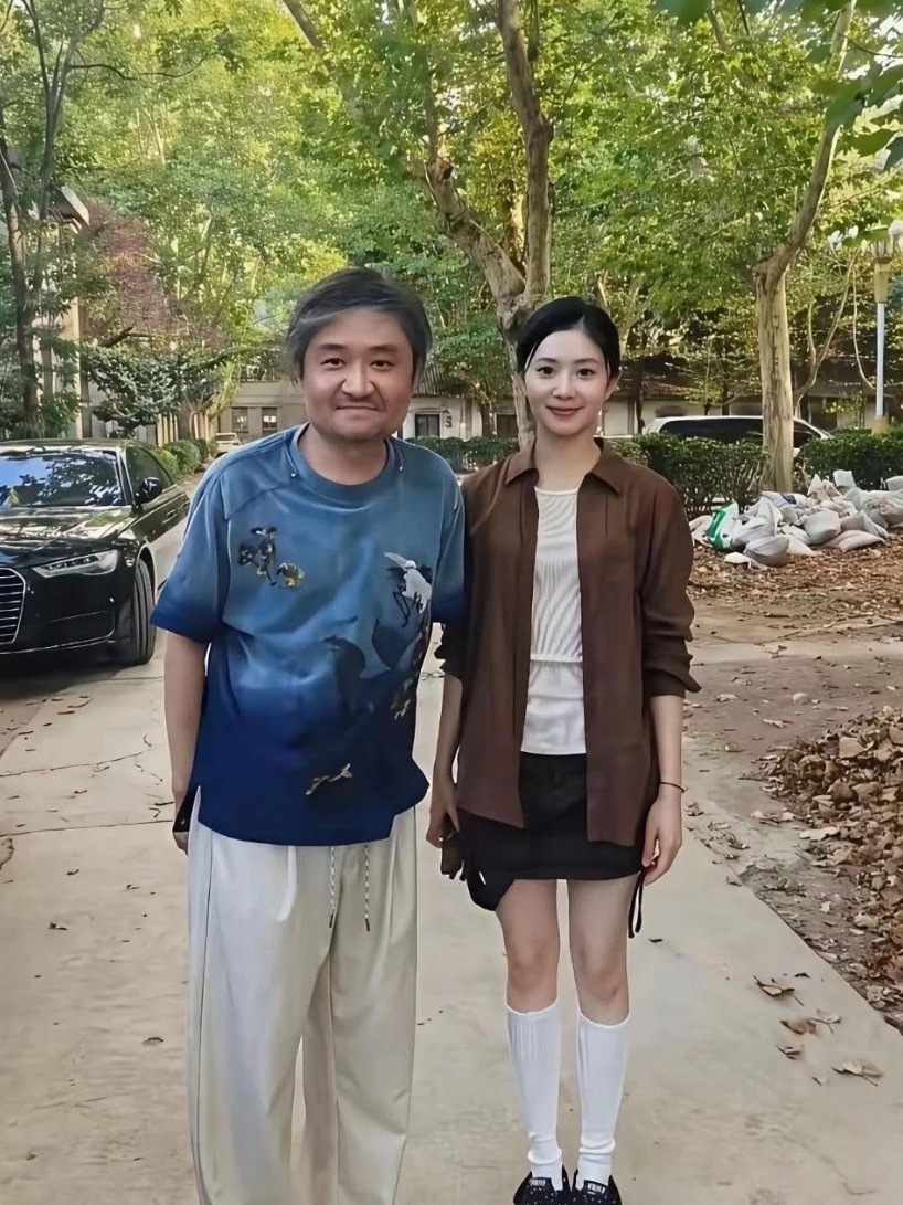 怪不得被张艺谋一眼相中的谋女郎，刘浩存的头好小啊 长的好清纯 