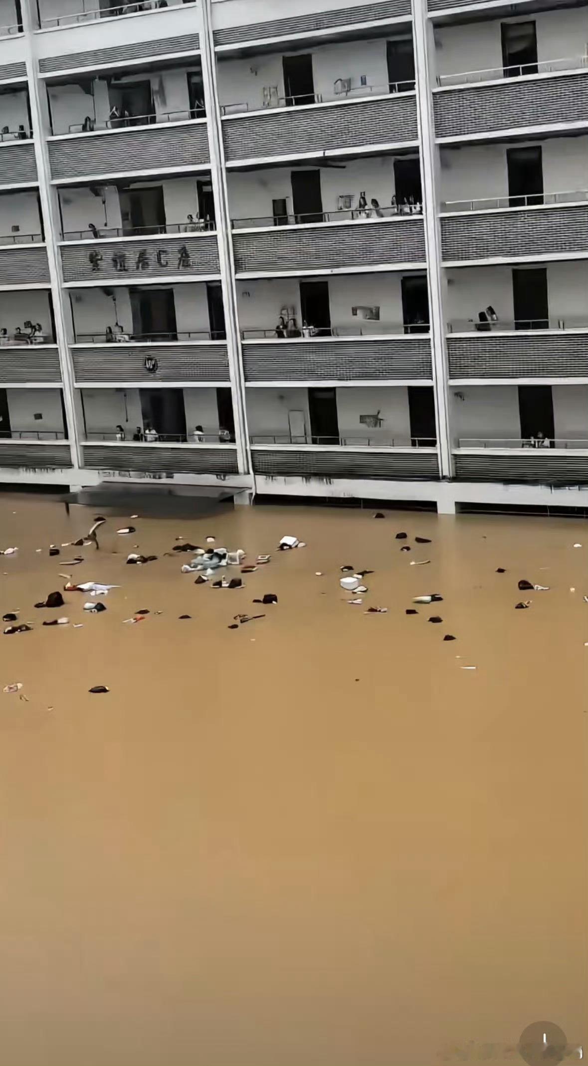 广西一学院大量师生被困人在天灾面前一文不值。好像除了祈愿平安 什么都做不到。只能