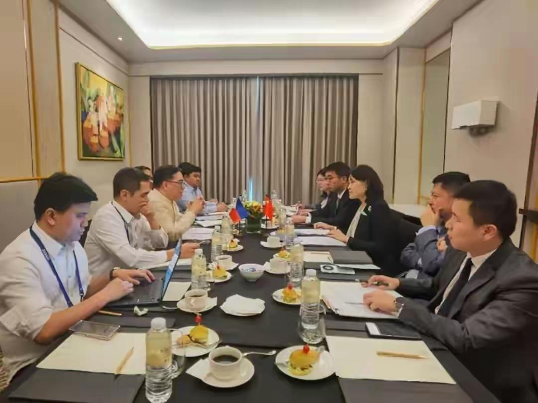 昨天，中国外交部边海司司长侯艳琪，远赴菲律宾宿务，与菲方两位高官举行双边会见，核
