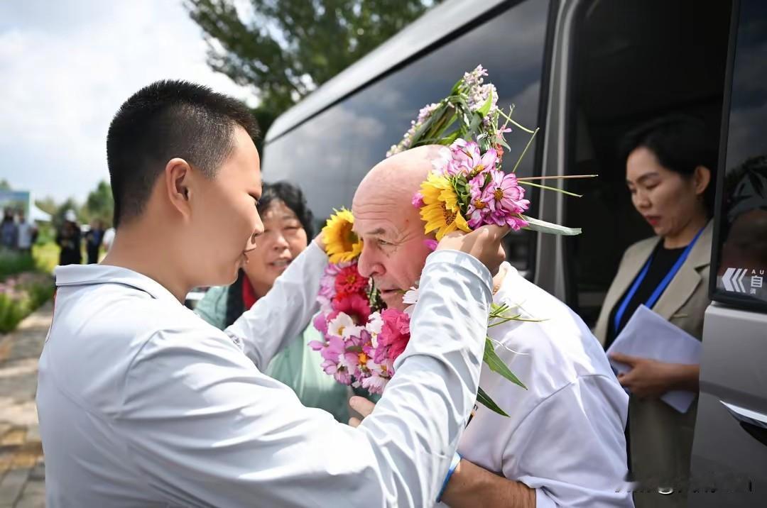 中华民族要书写的，是人类命运共同体，是世界大同的全新篇章。