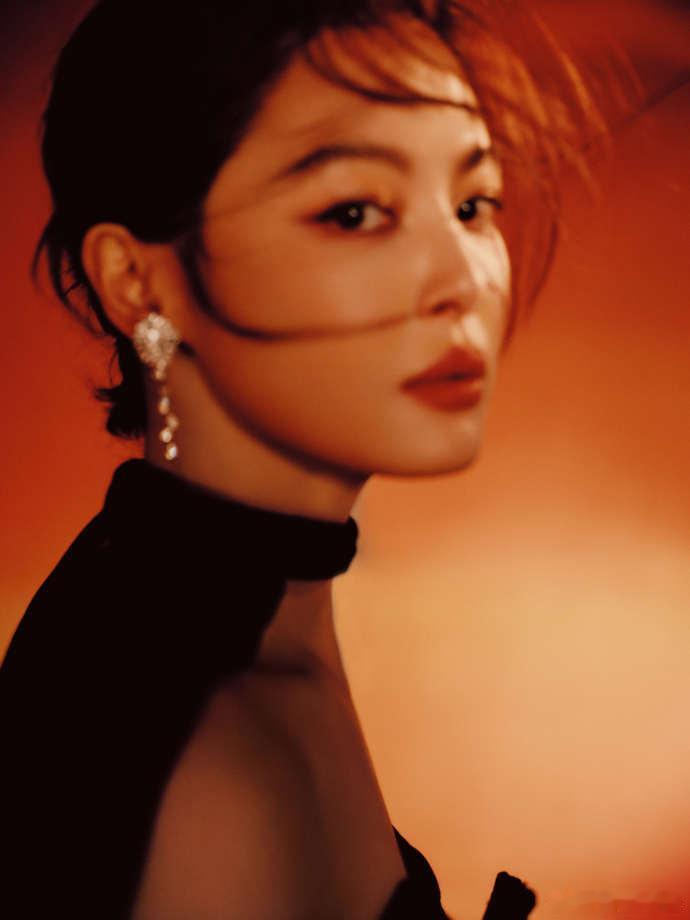 辛芷蕾出发图拍的像五大封面哇塞！辛芷蕾微博之夜出发图太惊艳，好似五大杂志封面。去