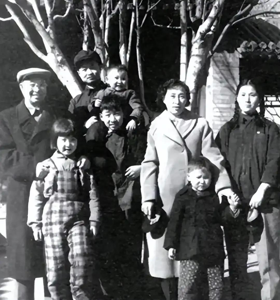 1958年，陈庚的儿媳妇钱如琴第一次来家后，看到开门的竟然是一名身穿便衣，头戴瓜