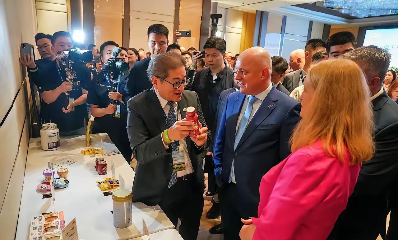 新西兰这波“不跟风”心里怕不是偷偷乐开花。看着隔壁澳大利亚上蹿下跳——派舰机挑衅