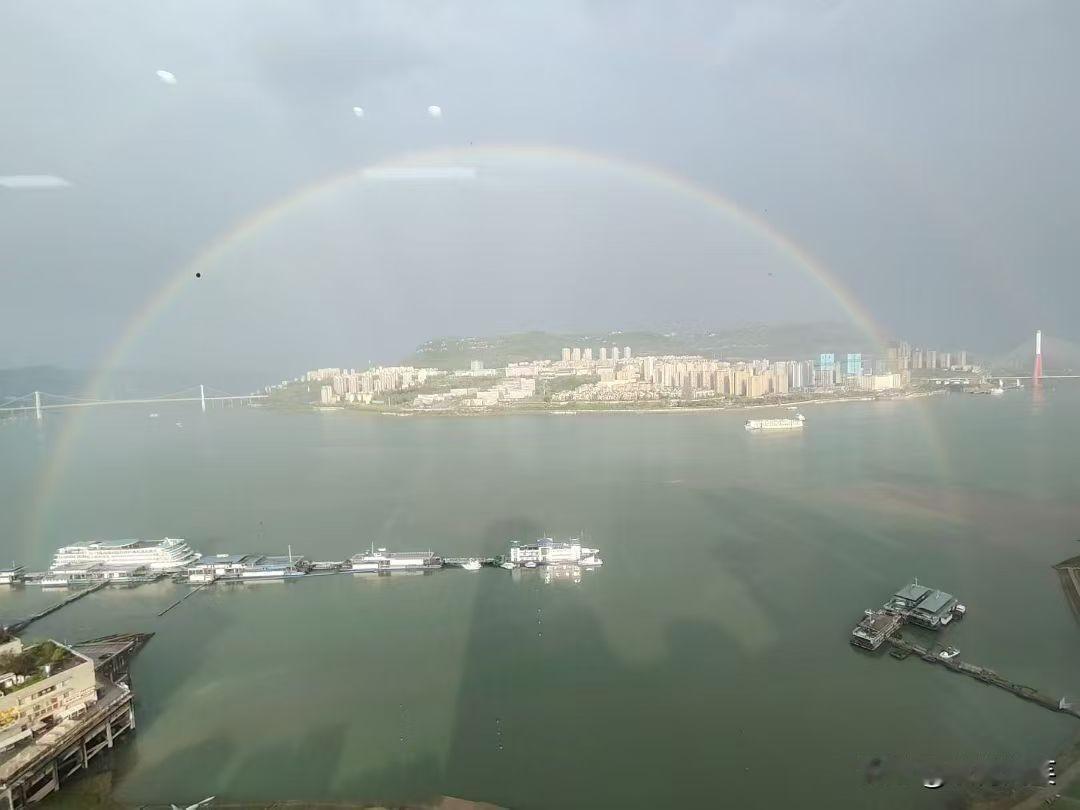 今天一早红火大太阳，一会蛮大的雨滴下的稀里哗啦，一会儿……雨后的彩虹格外的漂亮，