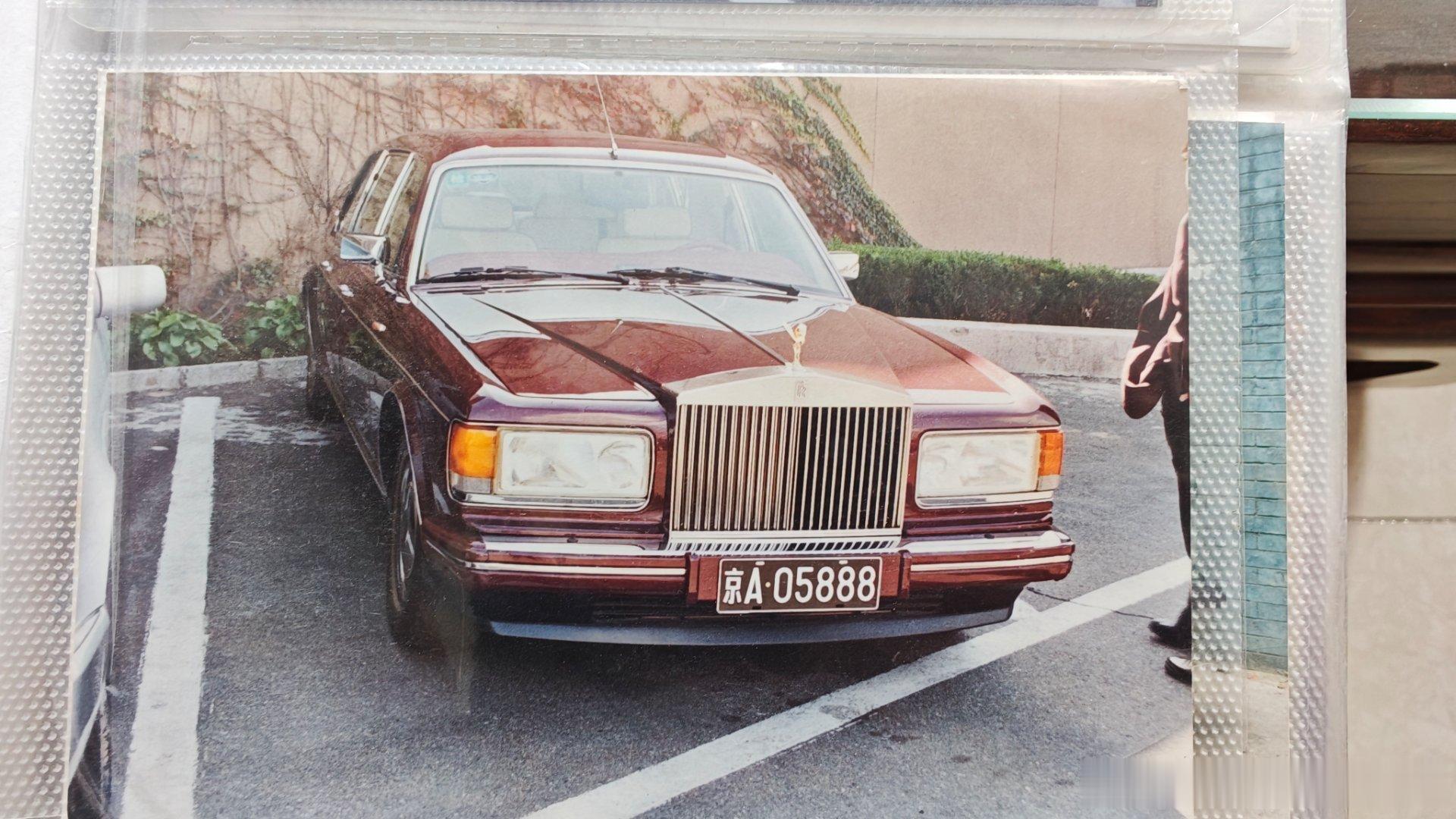 从老车友那翻拍了不少90年代北京的豪车，真是无奇不有！后面一点点发给大家看，先来