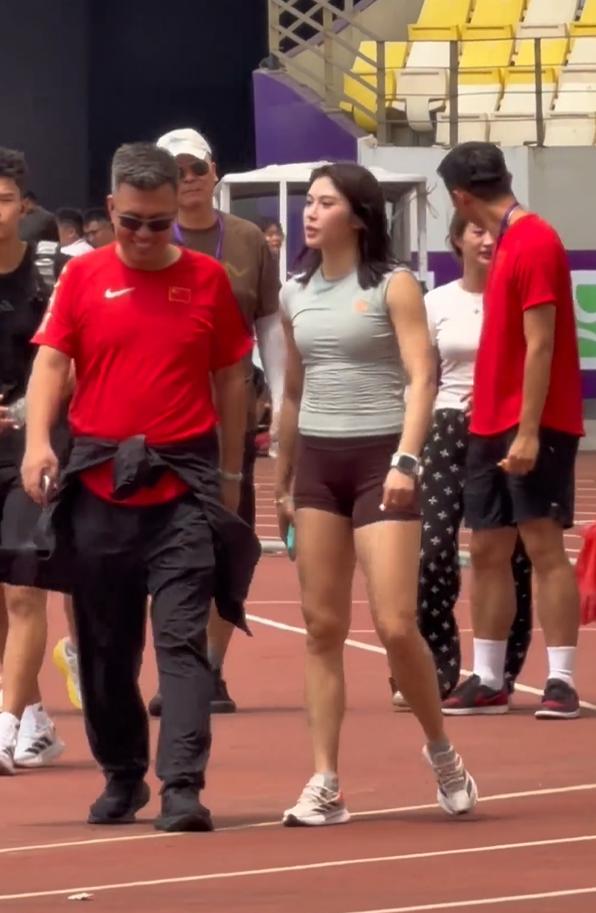 一组吴艳妮和教练真是铁哥们一样。
女子100米栏运动员吴燕妮与她的长期教练杨晖在