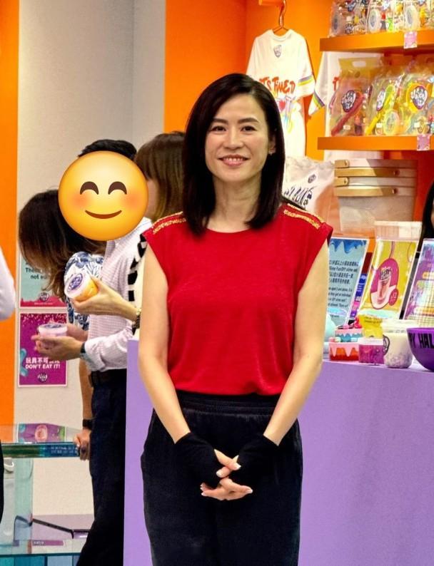 宣萱近日抽空飞到新加坡为好友的新店剪彩，期间与已淡出娱圈的艺人雪儿重遇，两人曾合