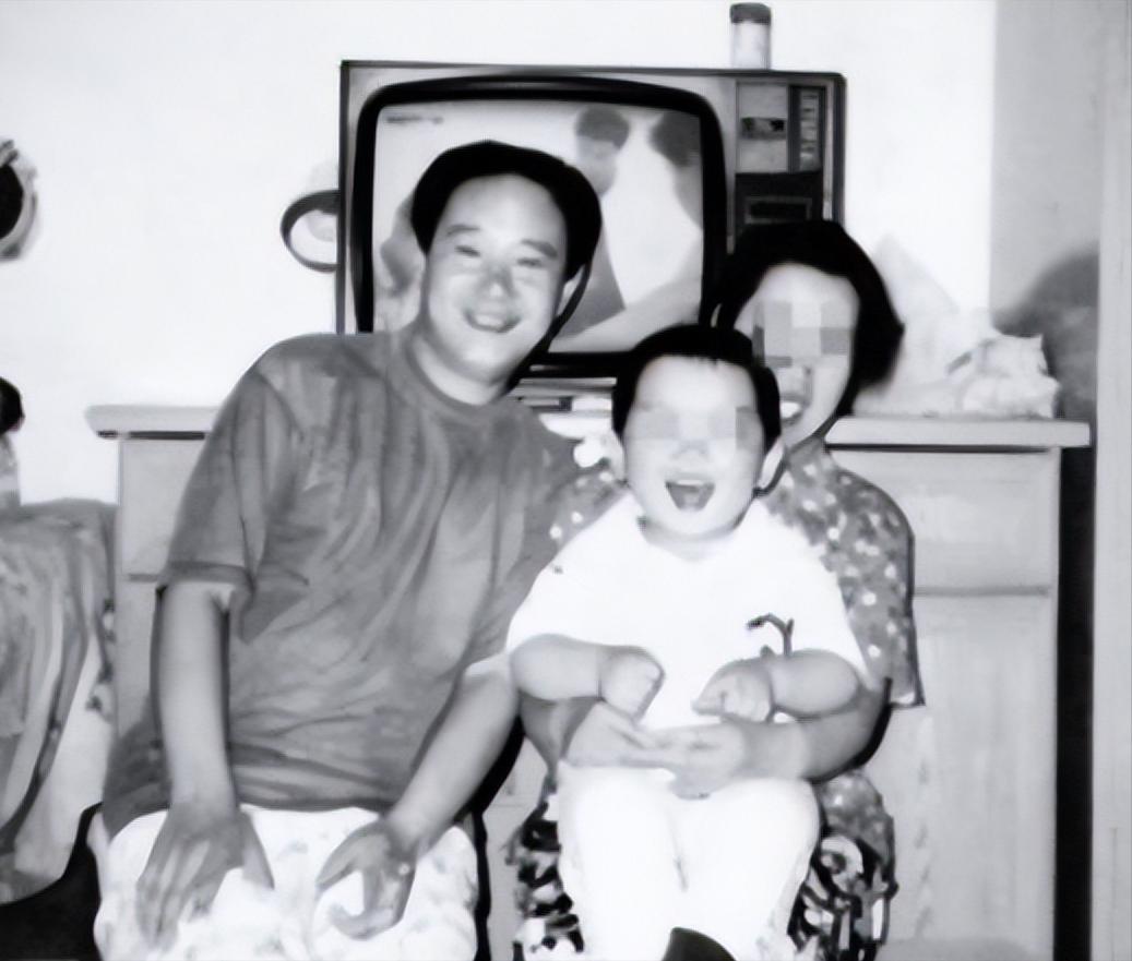 [微风]1983年，北京一名18岁少年，因抢了路人1顶帽子被判流氓罪，并处以死缓