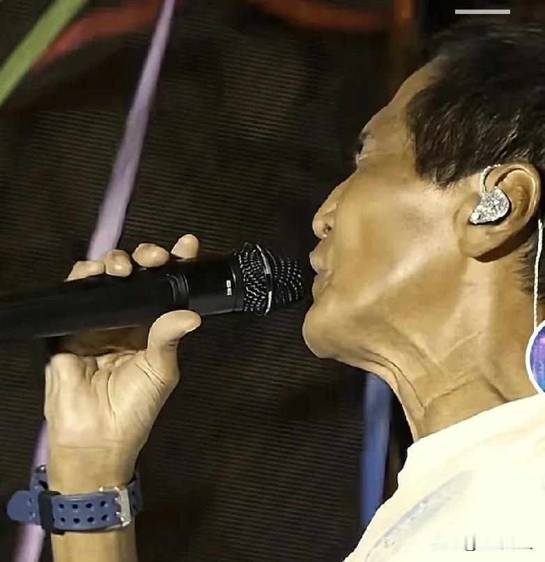 真的难以想象，这位形容枯槁的老人是偶像齐秦！
是什么原因让这位才华横溢风度翩翩的