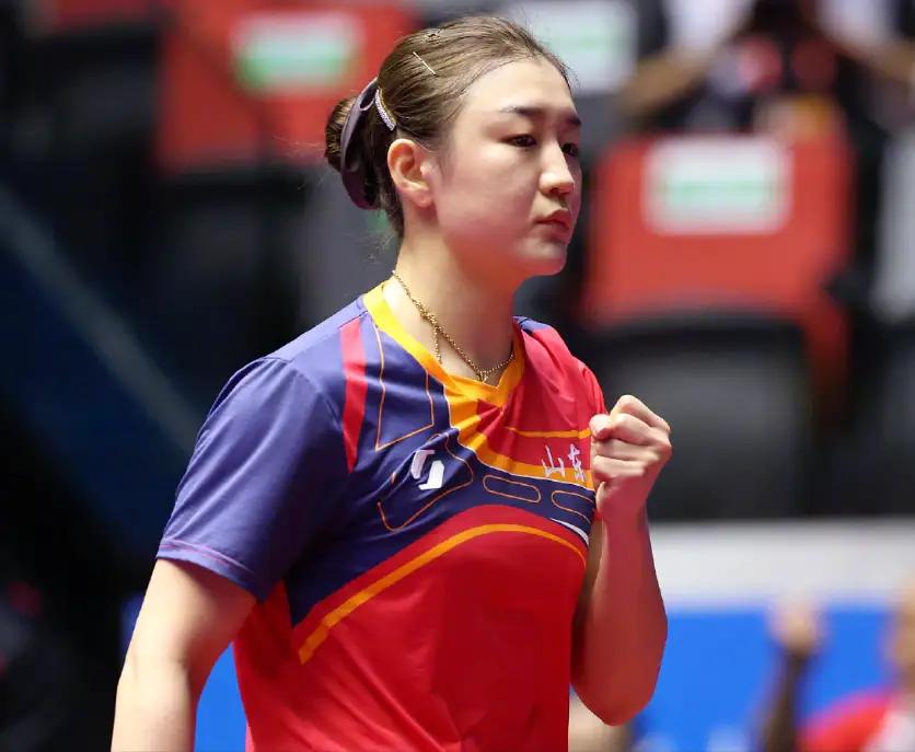 全运会陈梦/王曼昱的半决赛后，两个人手拉手很亲热的聊着知心话走出赛场，场上比的是