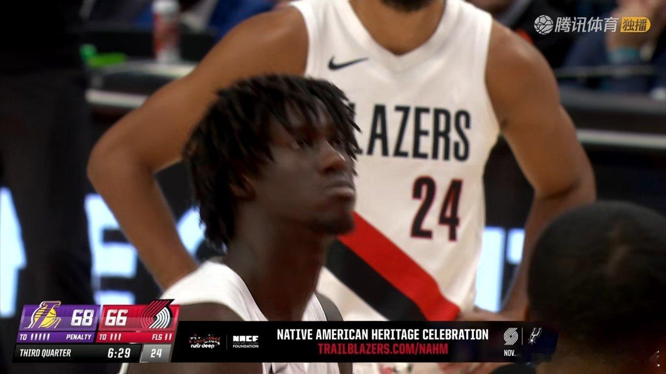 犯规危机！开拓者不断冲击内线，艾顿和克内克特均领到个人第4犯[污]湖人vs开拓者