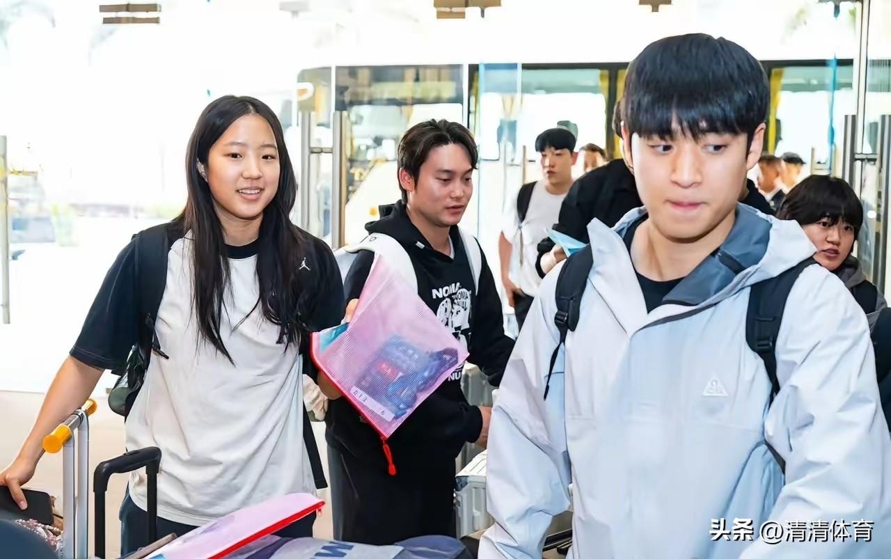 韩国军团抵达澳门✨
 
韩国乒乓队全员抵达澳门，备战世界杯！
申裕斌一身黑白休闲