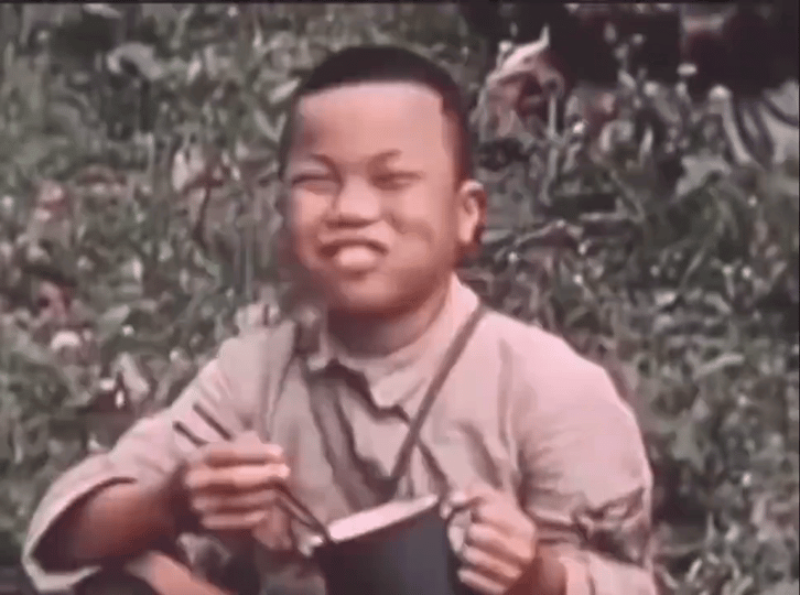 假装吃饭的八路小男孩🇨🇳1939年外国记者镜头下，我国抗战时期的广西娃娃兵，