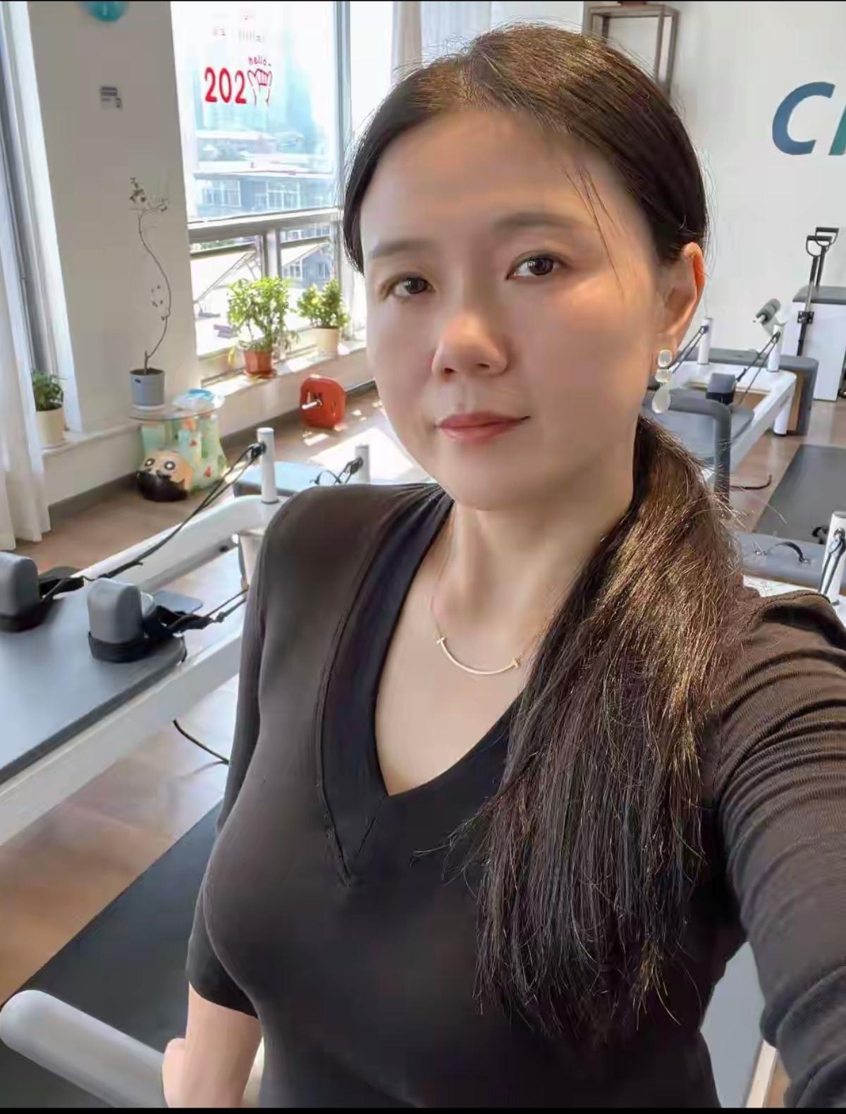 她后面那是什么设施，有人认识吗？