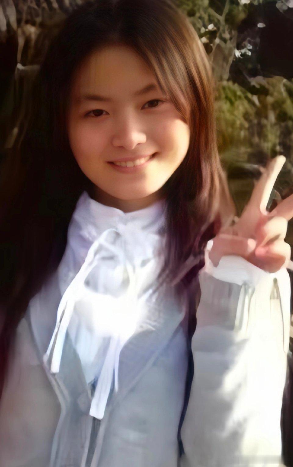 这是鞠婧祎吗？怎么和现在长得不一样？ ​​​