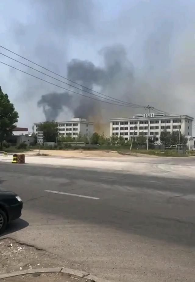 化工原料品爆炸遇险解释
事情发生在2007年夏季7月渝都区域风景区乡镇办化工厂。