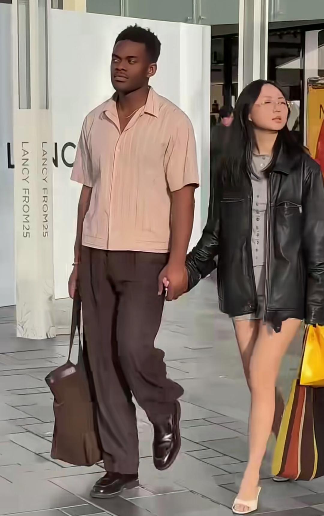 在广州街头看到这对中非跨国情侣牵手漫步，画面真的很美好。男士帅气有型，女士时尚靓