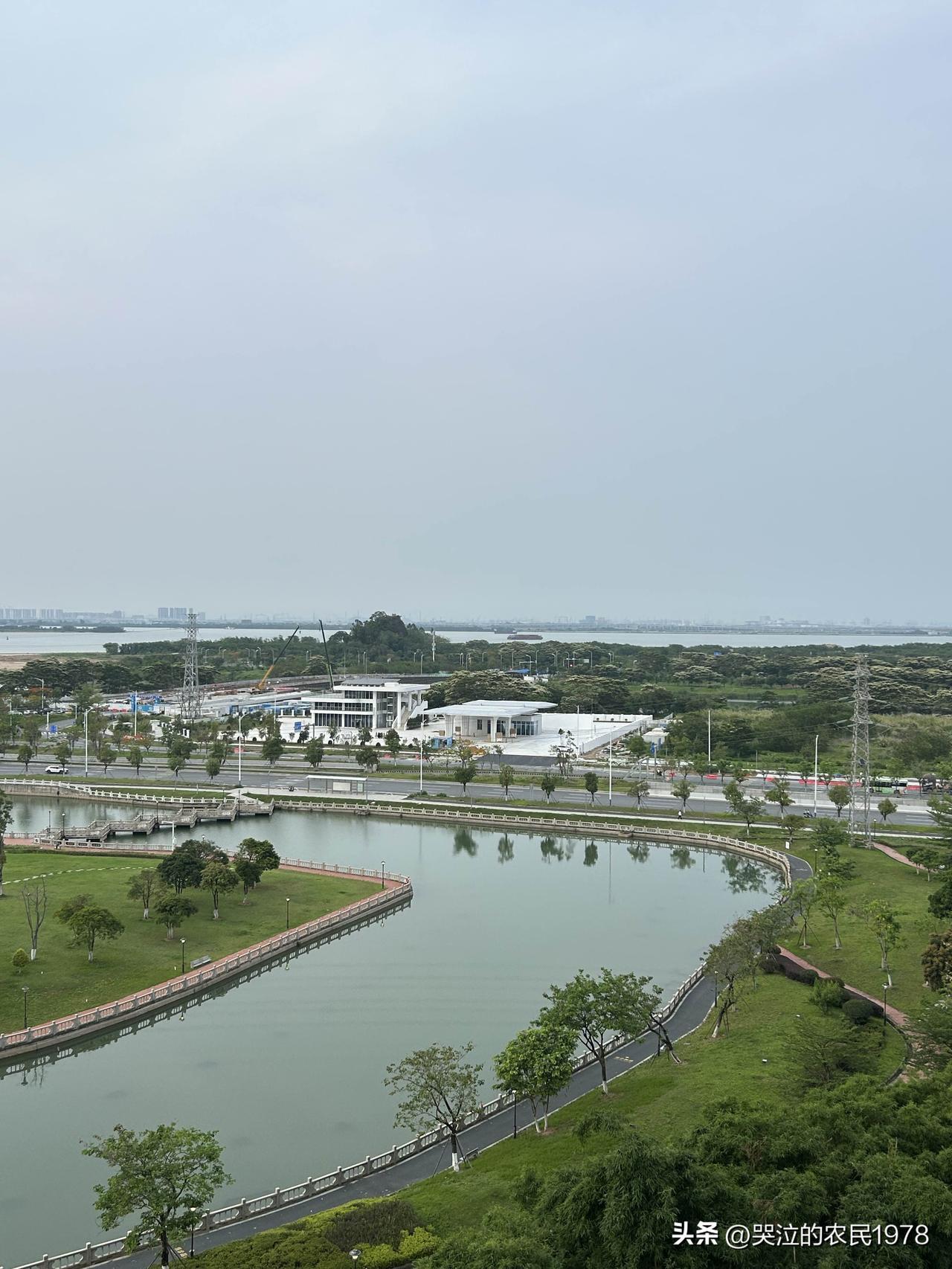 大多数房东都是贪得无厌的。它们不仅仅赚房租，而且还赚电费差价和水费差价，有些更想