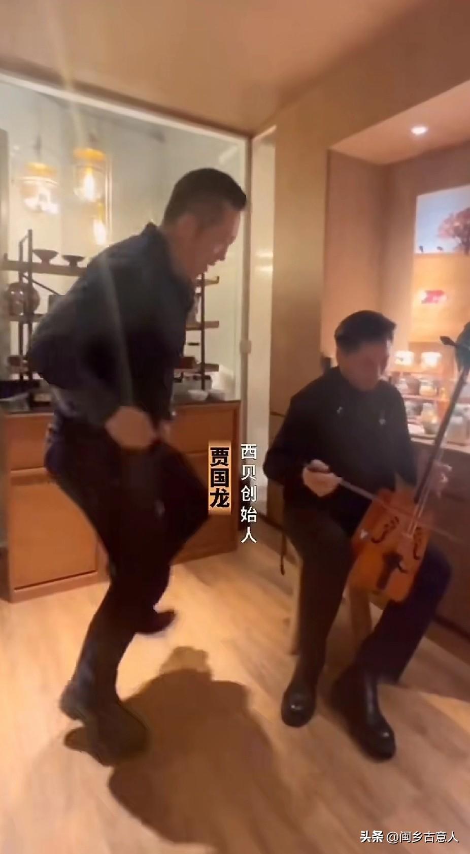 消费者去饭店吃饭，饭店提供服务、美食，为什么西贝却很喜欢分享有顾客对其煽情的故事