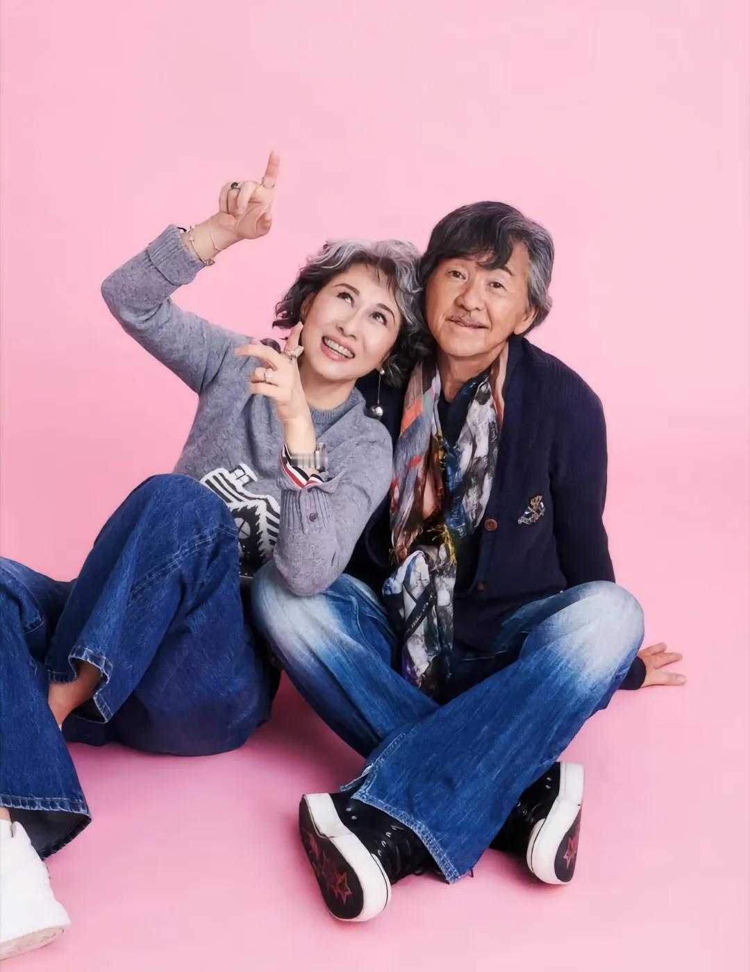 发现了没有，叶倩文越来越不对劲了！

都已经65岁的人了，

正常身材走样，皮肤