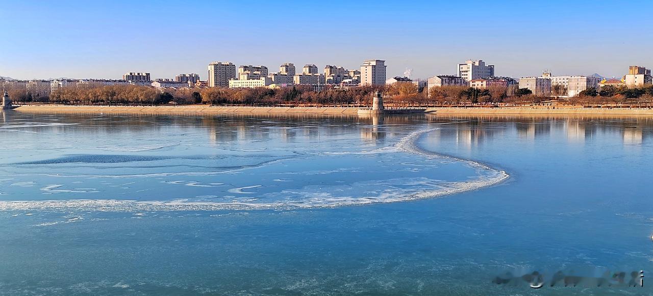 朝阳大凌河，我心中的母亲河！
昨日那潺潺的流水声仿佛仍在耳畔回响，大凌河在如碎金