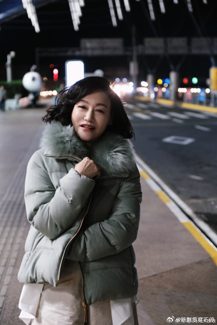 惠英红 生气好生气 红姐一组机场私服美照引来不少关注，利落的牛仔穿搭简约又时尚。