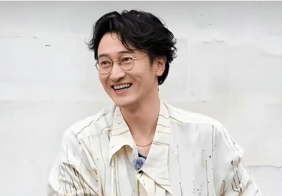 王传君不是清高了，是缺钱了。大女儿2021年生，小女儿2024年10月落地，今年