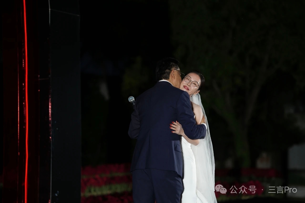 #张朝阳俞敏洪出席李国庆婚礼# 当当网李国庆与张丹红的婚礼现场图，两人真是郎才女