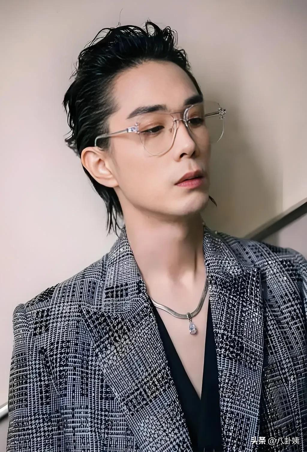 李承铉：哪怕老婆是臭的，也没关系。所以，早上起来就想亲老婆，但老婆不让亲，说没刷