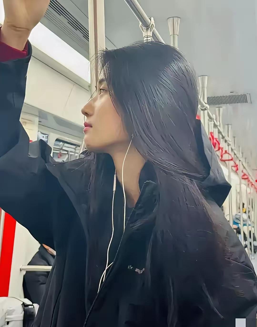 真的很喜欢这类女生！

穿着也不花枝招展，没有丝袜，没有小背心，更没有大波浪卷发