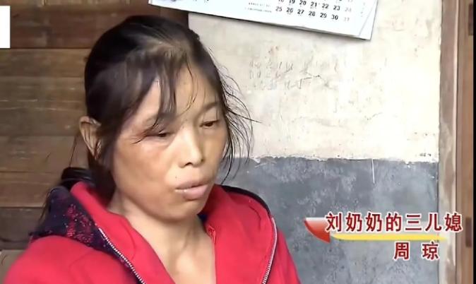 儿子因病去世，婆婆霸占家产，将儿媳妇和孙女赶出家门，导致儿媳妇流产。2016年，