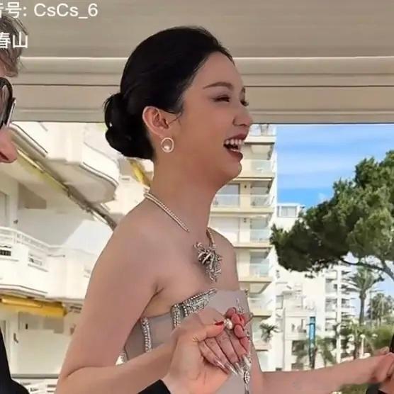 周也的下颌线去哪了 
